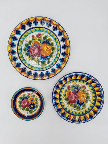 Trio d'assiettes décoratives en céramique ciselée et émaillée par Bruno Hugo en 1970