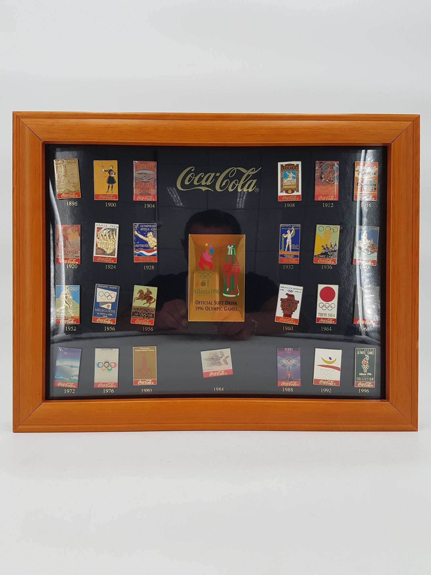 Pin's de collection Coca Cola "Jeux Olympiques 1996" encadrement en bois