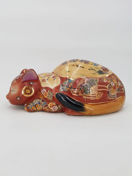 Grand et rare chat endormi en porcelaine Japonaise de Satsuma (1960-1970)