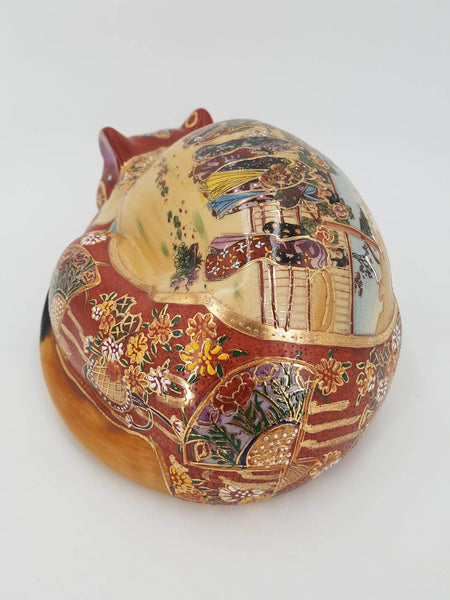 Grand et rare chat endormi en porcelaine Japonaise de Satsuma (1960-1970)