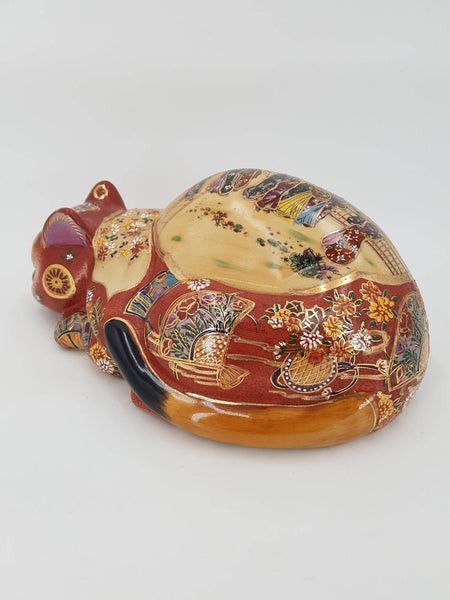 Grand et rare chat endormi en porcelaine Japonaise de Satsuma (1960-1970)