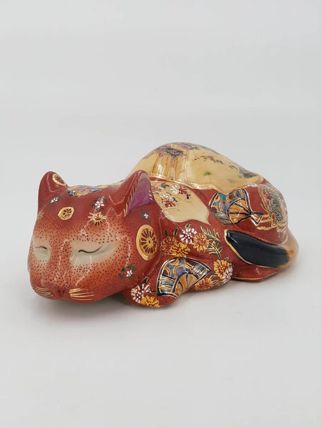 Grand et rare chat endormi en porcelaine Japonaise de Satsuma (1960-1970)