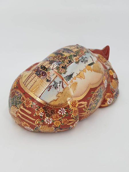 Grand et rare chat endormi en porcelaine Japonaise de Satsuma (1960-1970)