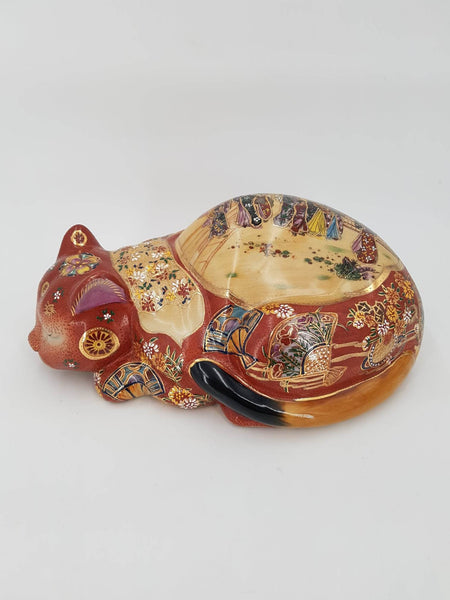 Grand et rare chat endormi en porcelaine Japonaise de Satsuma (1960-1970)