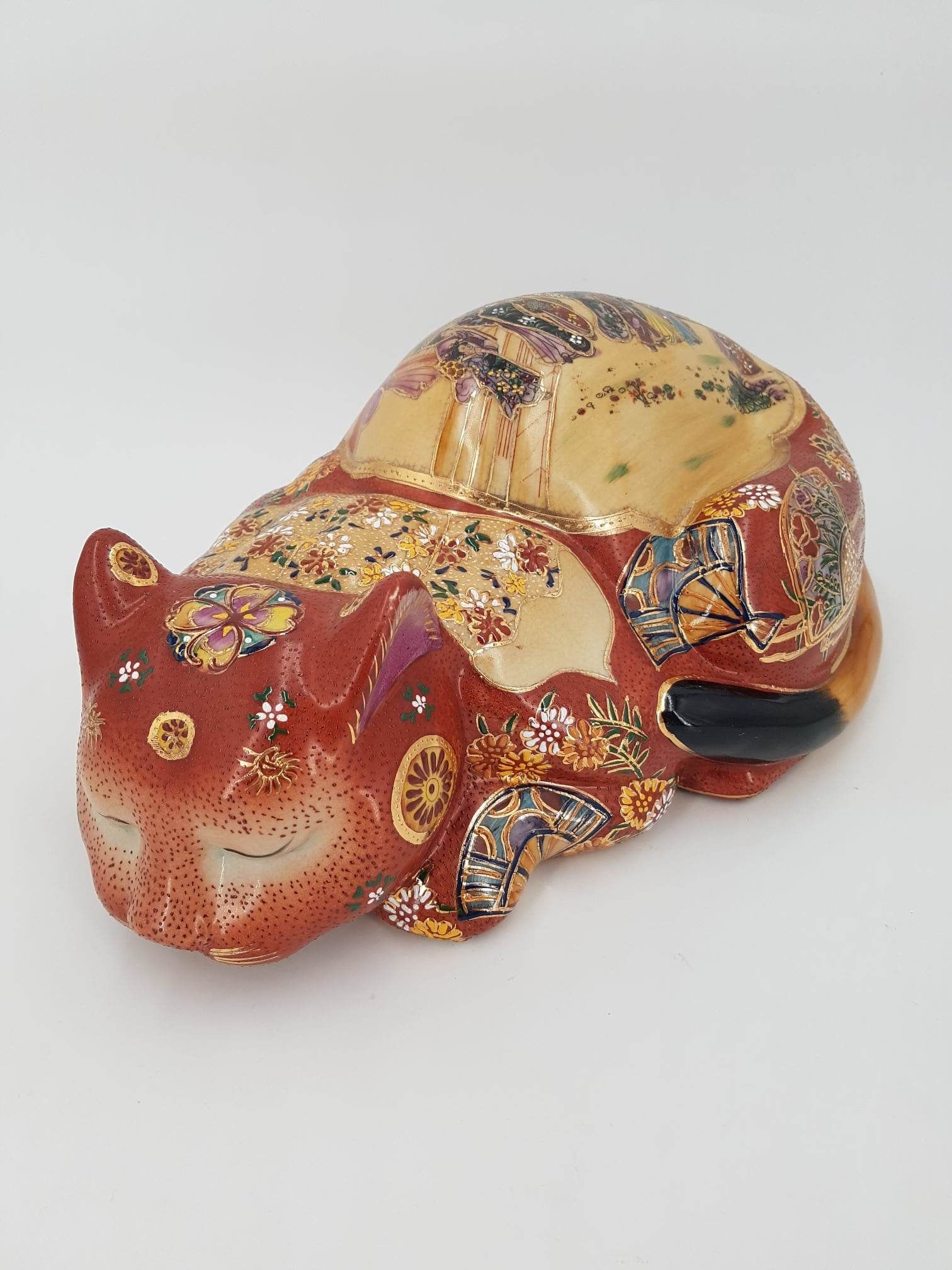 Grand et rare chat endormi en porcelaine Japonaise de Satsuma (1960-1970)