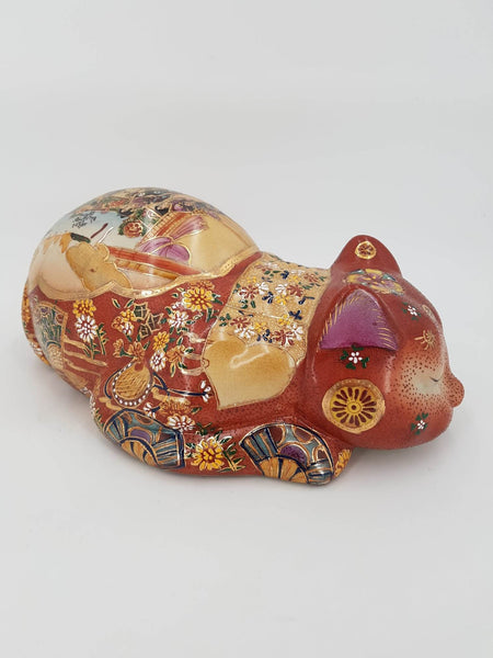 Grand et rare chat endormi en porcelaine Japonaise de Satsuma (1960-1970)