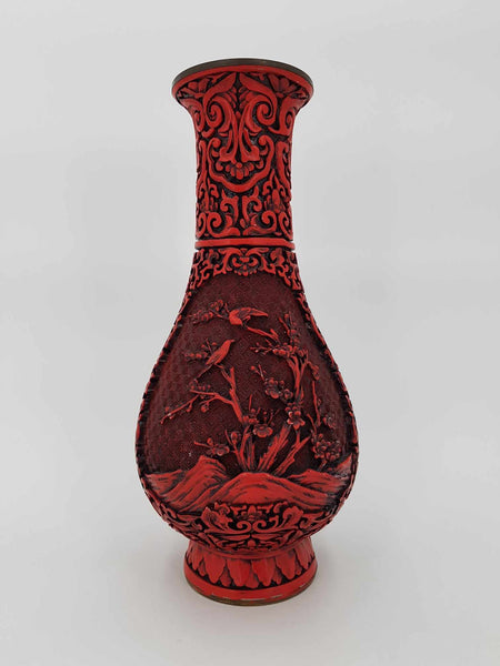 Grand vase antique chinois en laque de cinabre et laiton