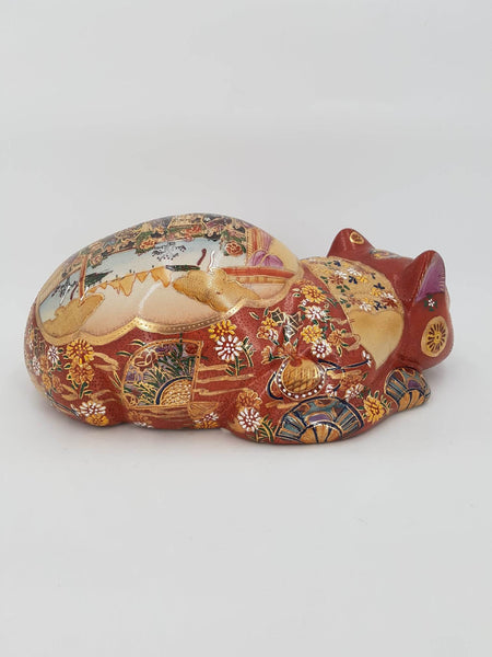 Grand et rare chat endormi en porcelaine Japonaise de Satsuma (1960-1970)