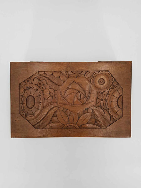 Boîte Art nouveau en bois de noyer sculpté