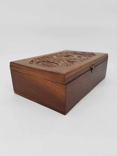 Boîte Art nouveau en bois de noyer sculpté