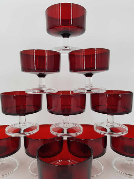 11 coupes à champagne vintage Luminarc de couleur rubis (1960)