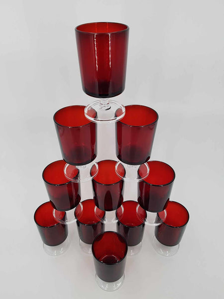 11 petits verres à vin vintage Luminarc de couleur rubis (1960)