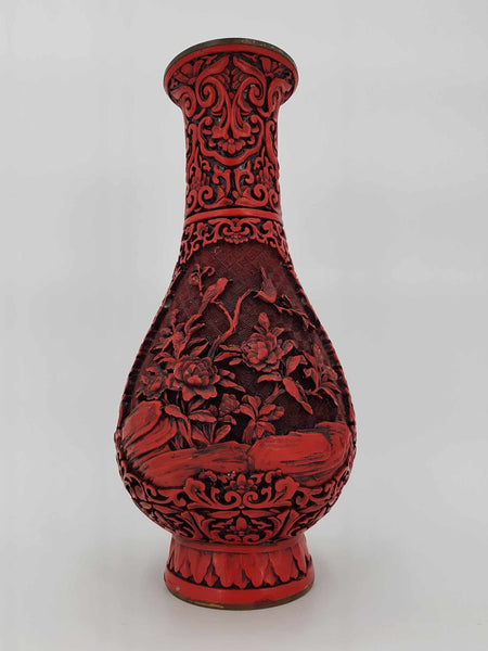 Grand vase antique chinois en laque de cinabre et laiton
