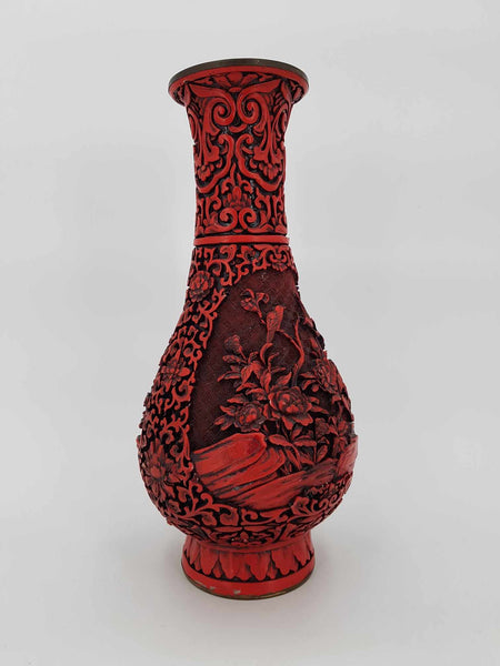 Grand vase antique chinois en laque de cinabre et laiton