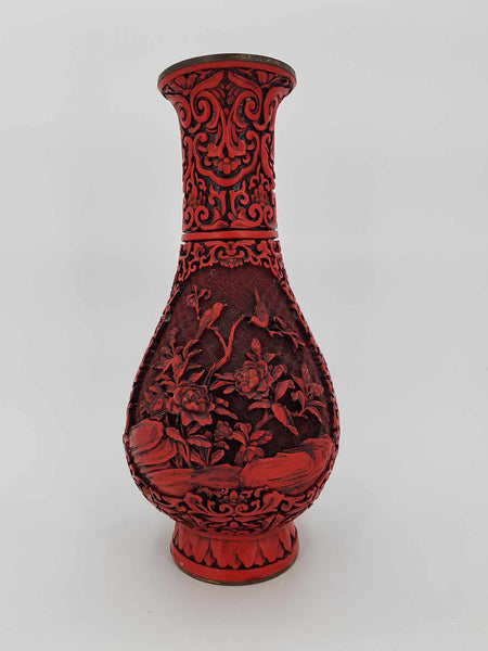 Grand vase antique chinois en laque de cinabre et laiton