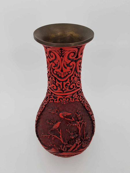 Grand vase antique chinois en laque de cinabre et laiton