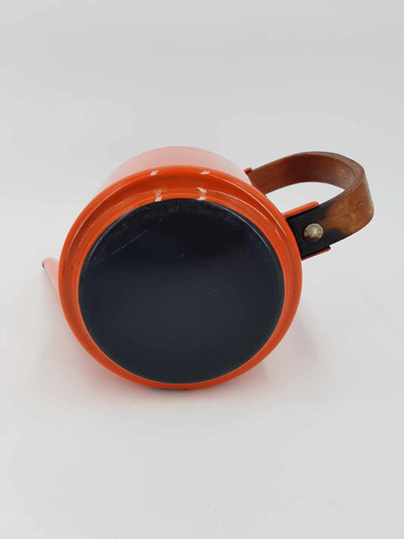 Ancienne cafetière émaillée de couleur orange