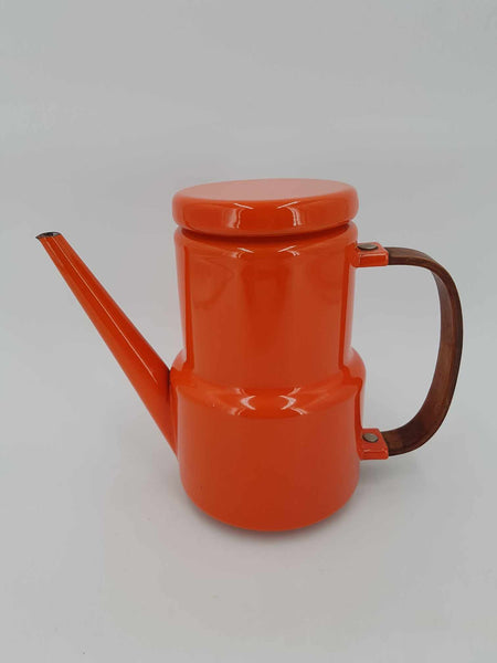 Ancienne cafetière émaillée de couleur orange