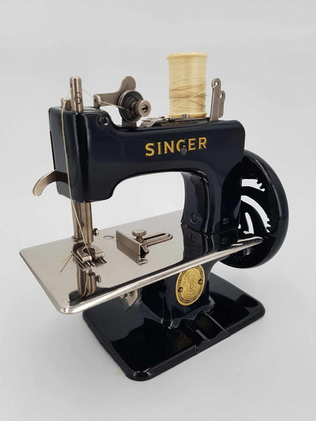 Machine à coudre SINGER vintage pour enfant dans sa boite d'origine (1950)