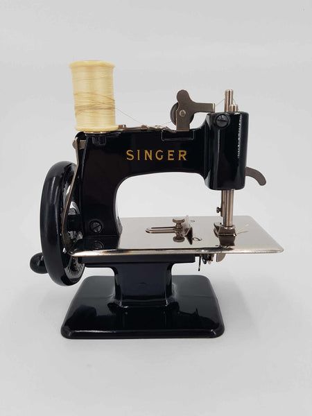 Machine à coudre SINGER vintage pour enfant dans sa boite d'origine (1950)