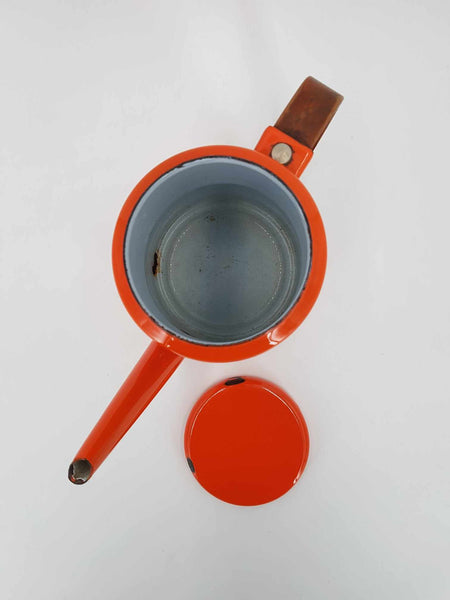 Ancienne cafetière émaillée de couleur orange