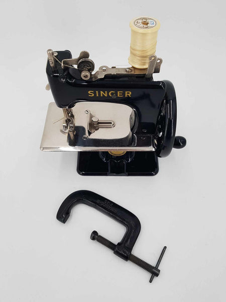 Machine à coudre SINGER vintage pour enfant dans sa boite d'origine (1950)