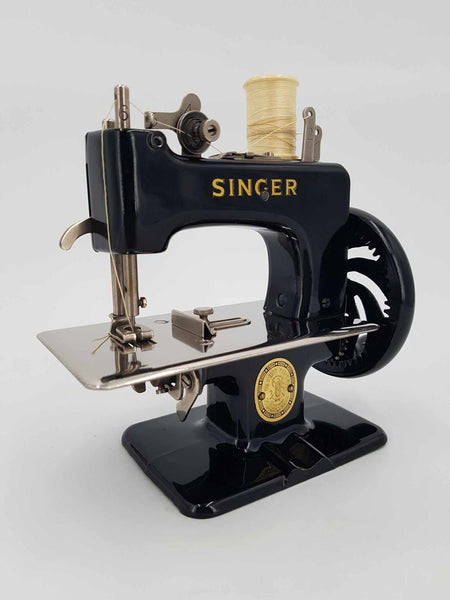 Machine à coudre SINGER vintage pour enfant dans sa boite d'origine (1950)