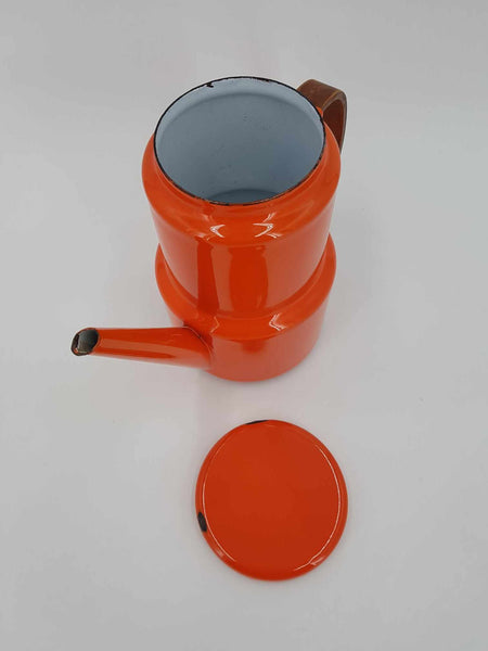 Ancienne cafetière émaillée de couleur orange