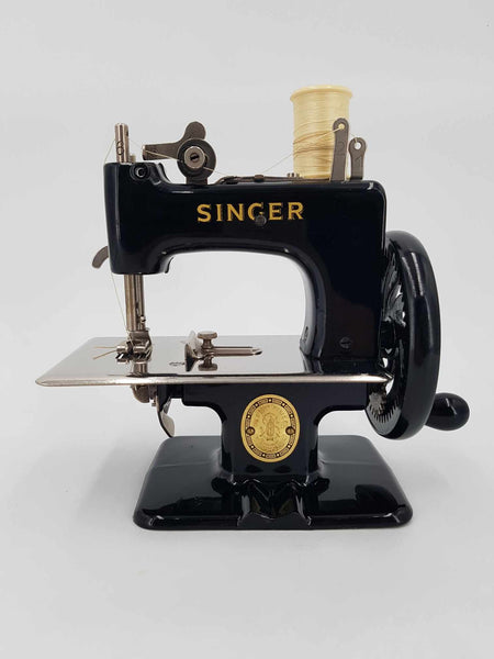 Machine à coudre SINGER vintage pour enfant dans sa boite d'origine (1950)