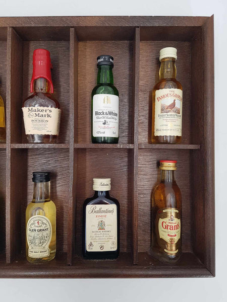 Coffret étagère comprenant 10 mignonettes de Whisky