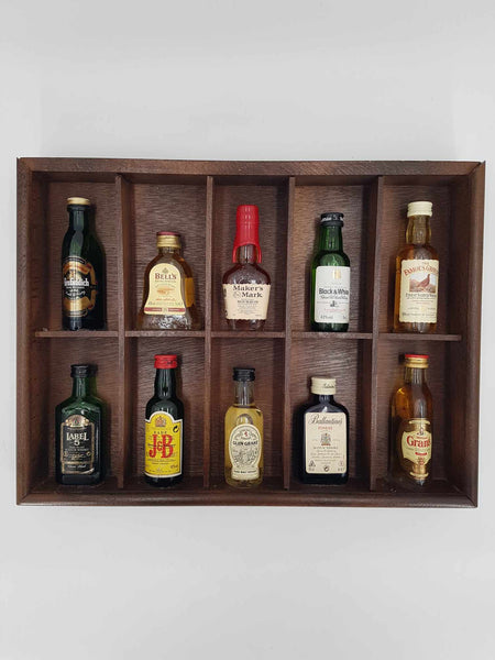 Coffret étagère comprenant 10 mignonettes de Whisky