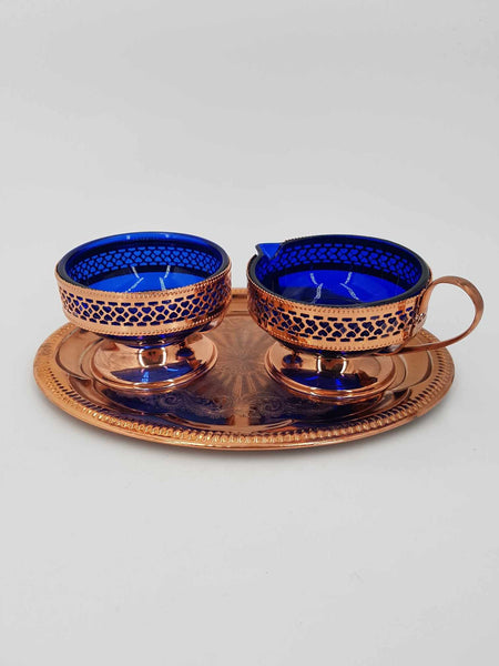 Service sucrier et pot à lait en métal cuivré et verre de couleur bleu