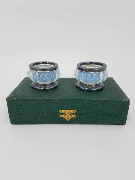 Paire de salerons Verlys en verre pressé moulé opalescent et cuillères en métal argenté (1930-1950)