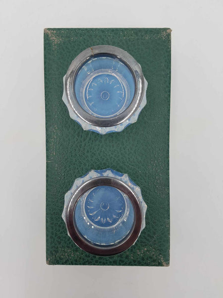 Paire de salerons Verlys en verre pressé moulé opalescent et cuillères en métal argenté (1930-1950)