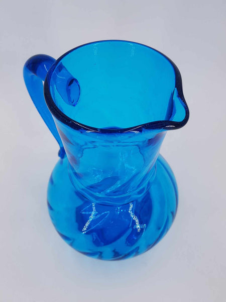 Ancien pichet en verre soufflé torsadé de couleur bleu