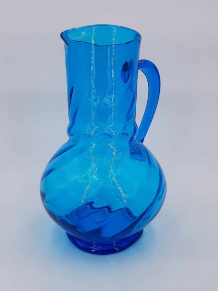 Ancien pichet en verre soufflé torsadé de couleur bleu