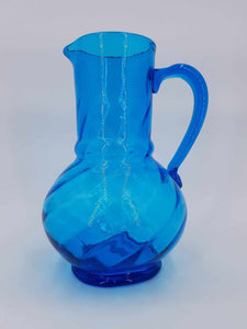 Ancien pichet en verre soufflé torsadé de couleur bleu