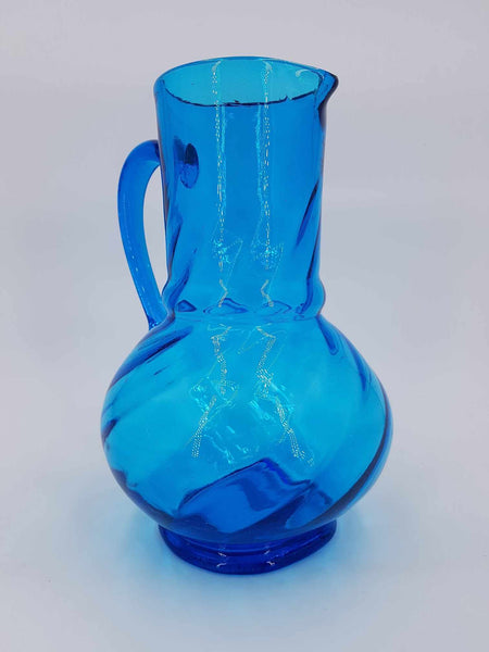 Ancien pichet en verre soufflé torsadé de couleur bleu