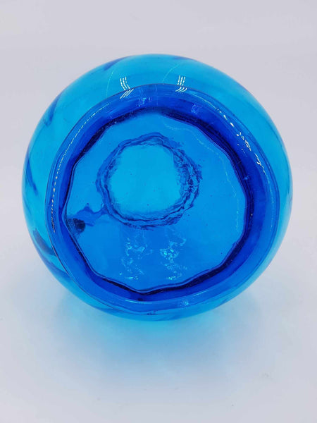 Ancien pichet en verre soufflé torsadé de couleur bleu