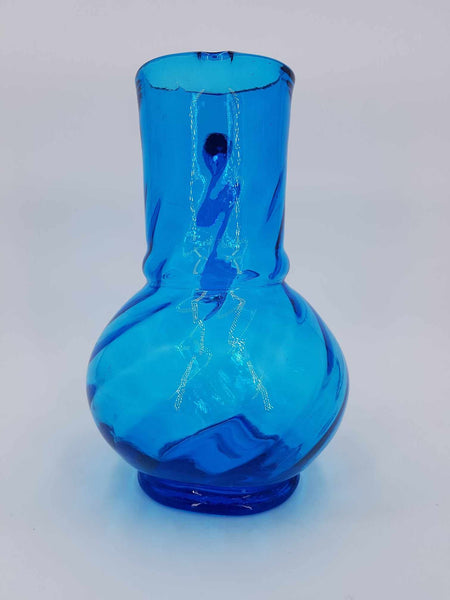 Ancien pichet en verre soufflé torsadé de couleur bleu