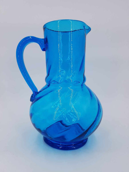 Ancien pichet en verre soufflé torsadé de couleur bleu