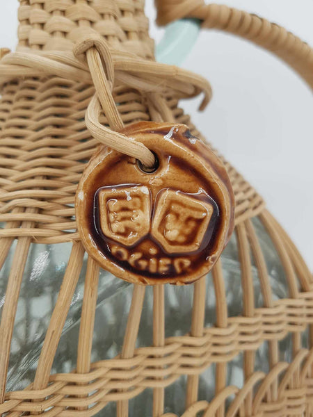 Ensemble de 2 anciennes bonbonnes à vin cerclées d'osier tressé