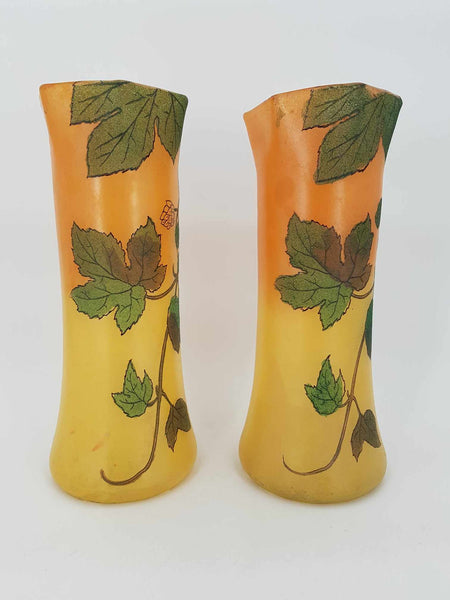 Paire de vases Art nouveau en verre au décor de feuilles de marronnier émaillées