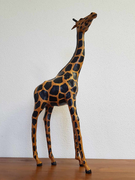 Grande girafe et son girafon vintage en cuir avec yeux en verre (1960-1970)