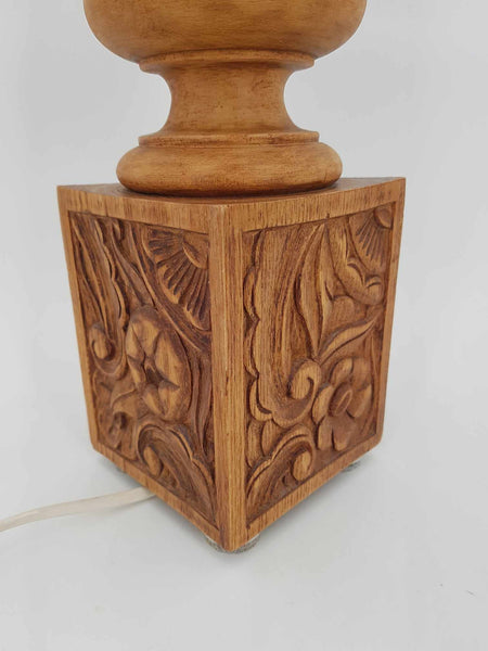 Grand pied de lampe décor Art Nouveau en bois de hêtre sculpté