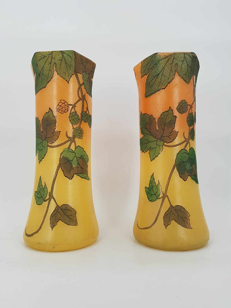 Paire de vases Art nouveau en verre au décor de feuilles de marronnier émaillées