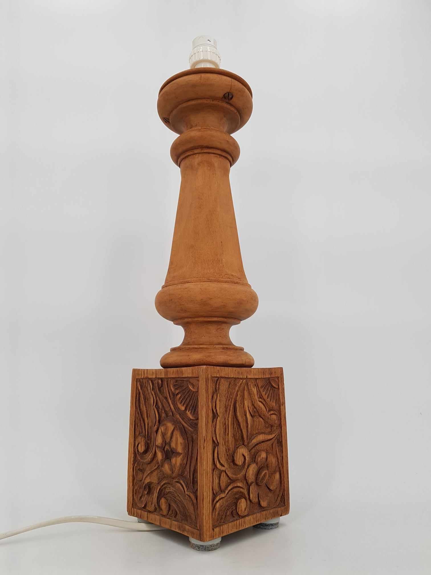 Grand pied de lampe décor Art Nouveau en bois de hêtre sculpté