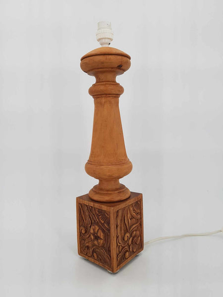 Grand pied de lampe décor Art Nouveau en bois de hêtre sculpté