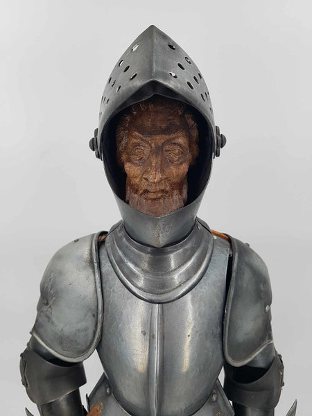 Armure Médiévale de chevalier complète en tôle sur socle en bois daté de 1978 (61 cm)