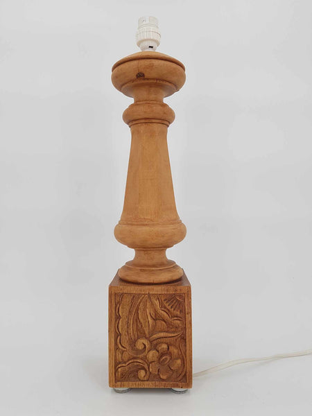 Grand pied de lampe décor Art Nouveau en bois de hêtre sculpté